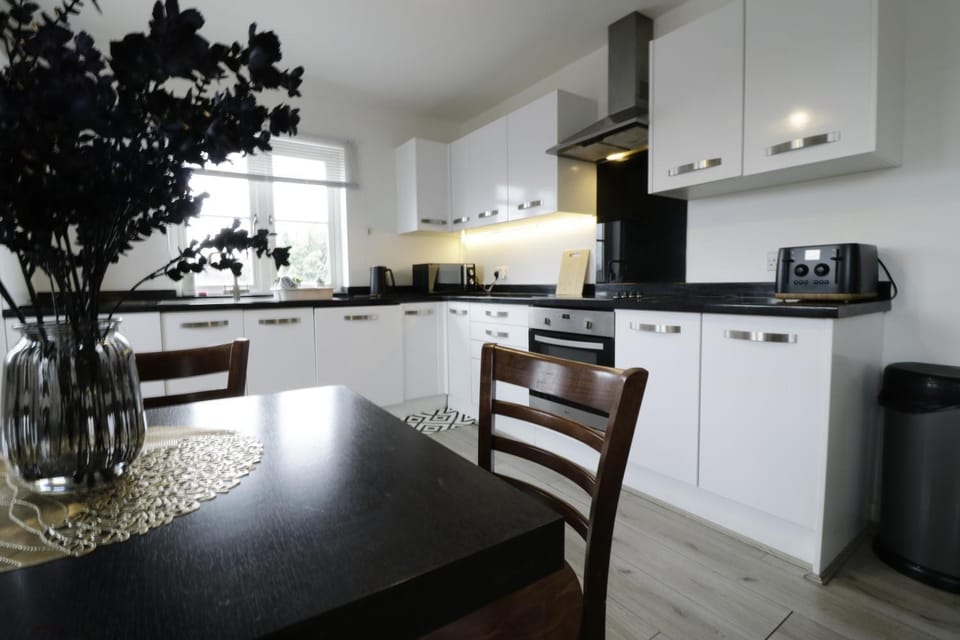 8-Central & Stylish 1 Bedroom Apartment with Additional double bed sleeping area FREE PARKING Apartment in Colchester