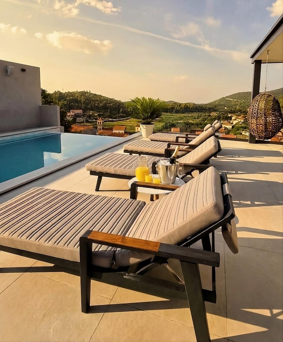 Balcony/Terrace, City view, Mountain view, Swimming pool