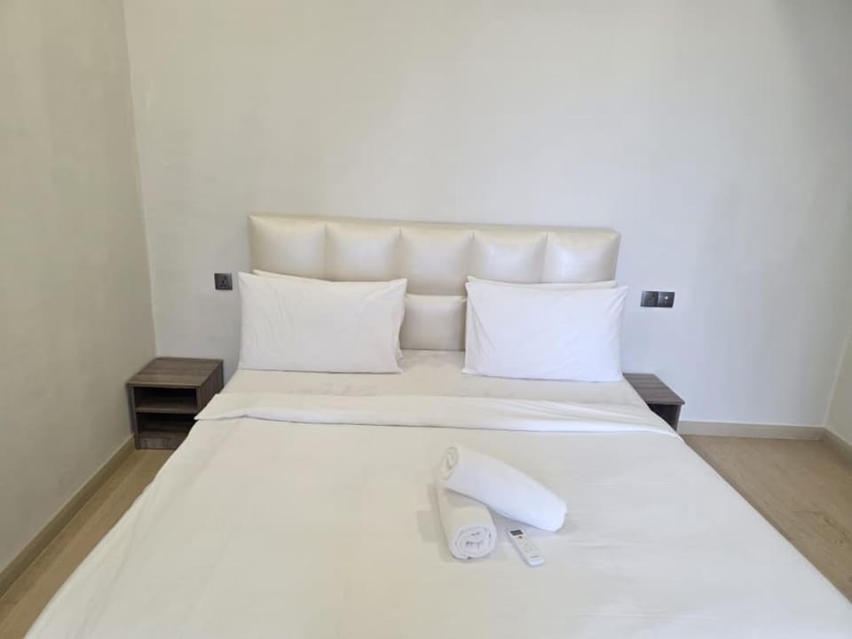 Bed, Photo of the whole room, Bedroom, towels
