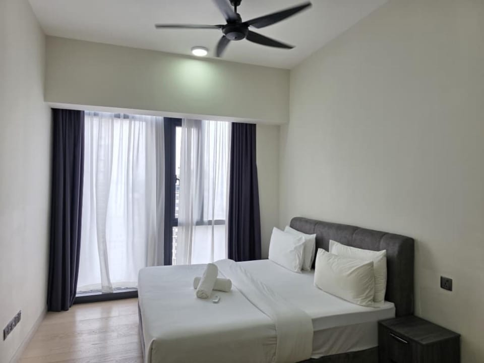 Bed, Photo of the whole room, Bedroom, fireplace, towels