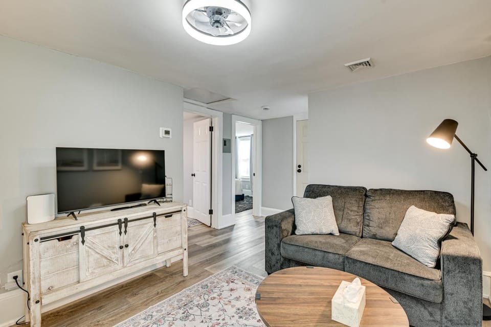 4 Mi to Waterfront: 2-Unit Combo in Kingston! House in Kingston