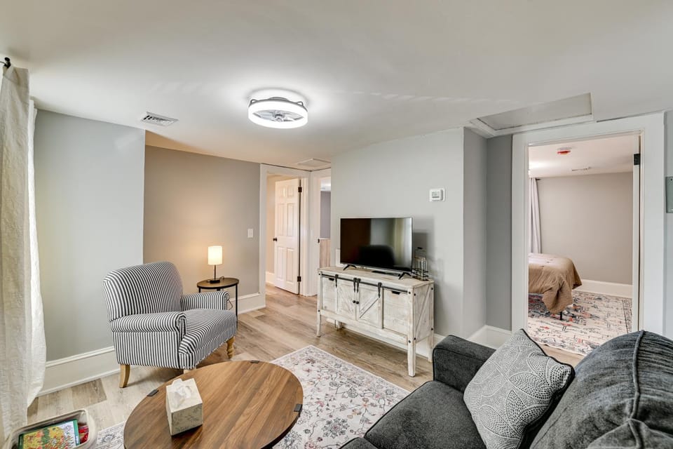 4 Mi to Waterfront: 2-Unit Combo in Kingston! House in Kingston