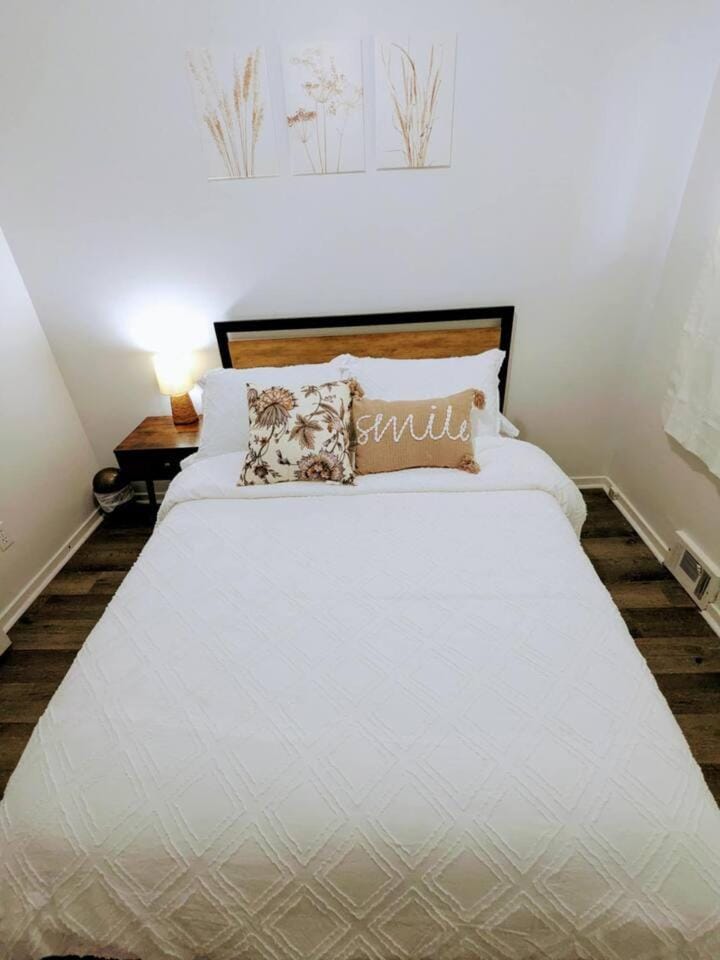 Cozy, Modern 2BR w/ Remote Workspace, Patio & Gym House in Windsor