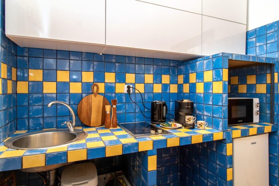 microwave, stove, kitchen