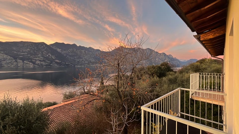 View (from property/room), Balcony/Terrace, Photo of the whole room, Lake view, Mountain view