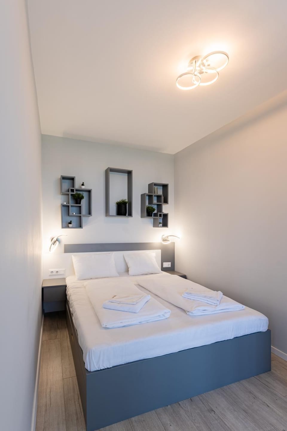 Bed, Bedroom, towels