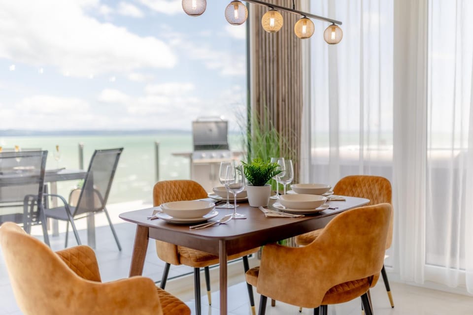 BBQ facilities, Dining area, Lake view
