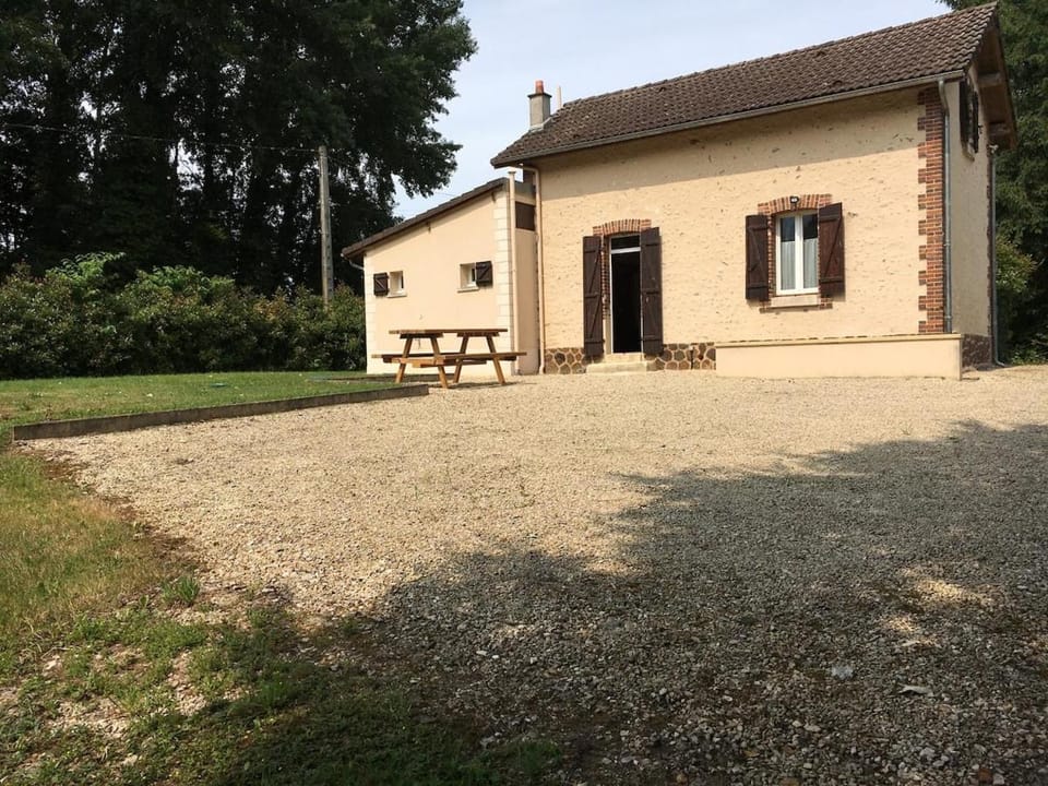 gite la chicharde bord de rivière 10 min de Guédelon House in Bourgogne-Franche-Comté