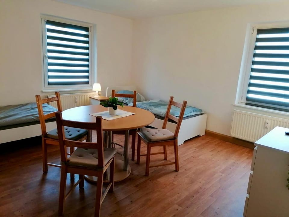 Bed, Seating area, Dining area