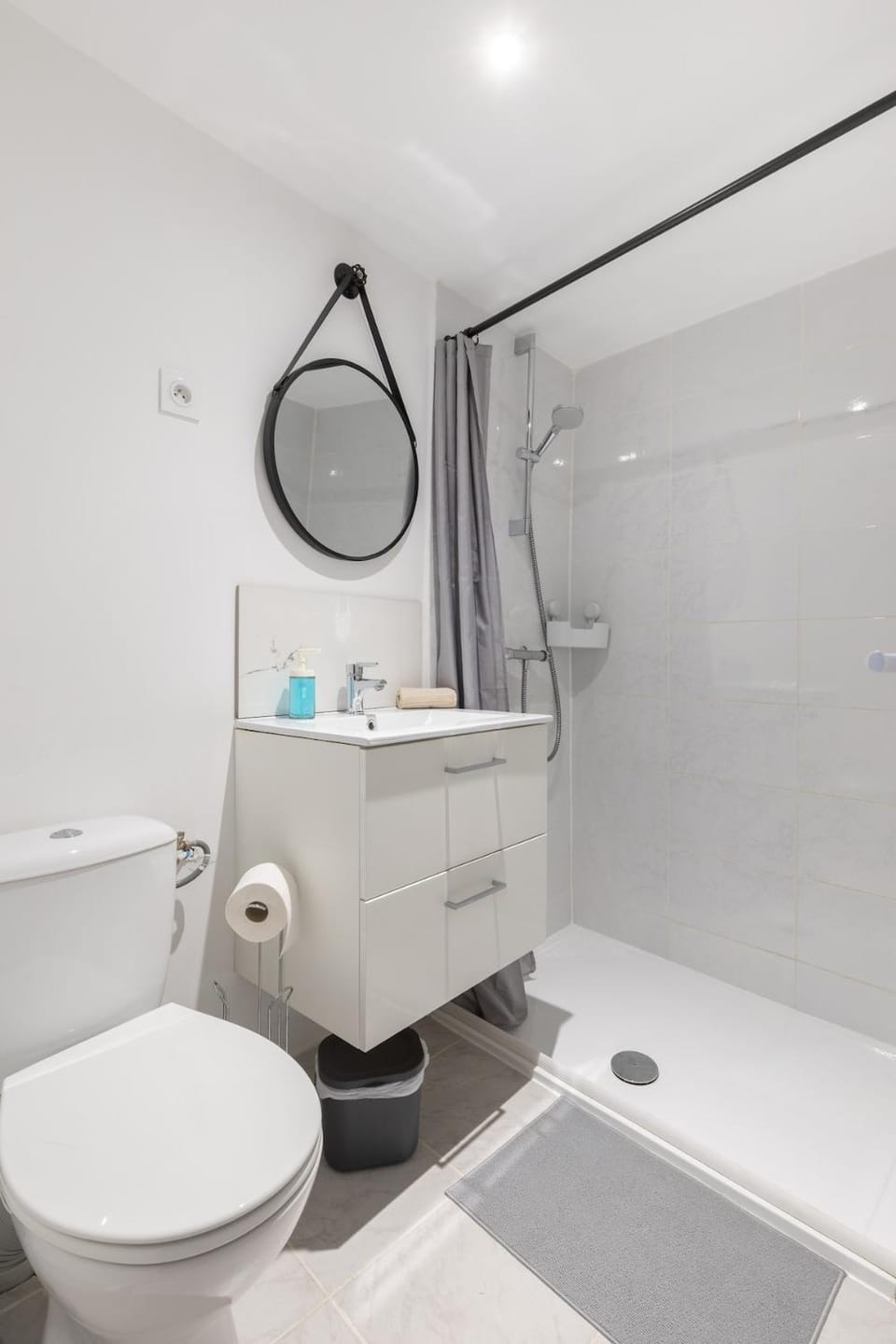 Shower, Toilet, towels