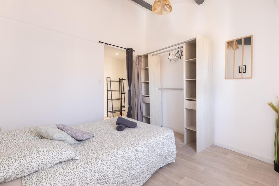 Bed, Bedroom, towels, wardrobe