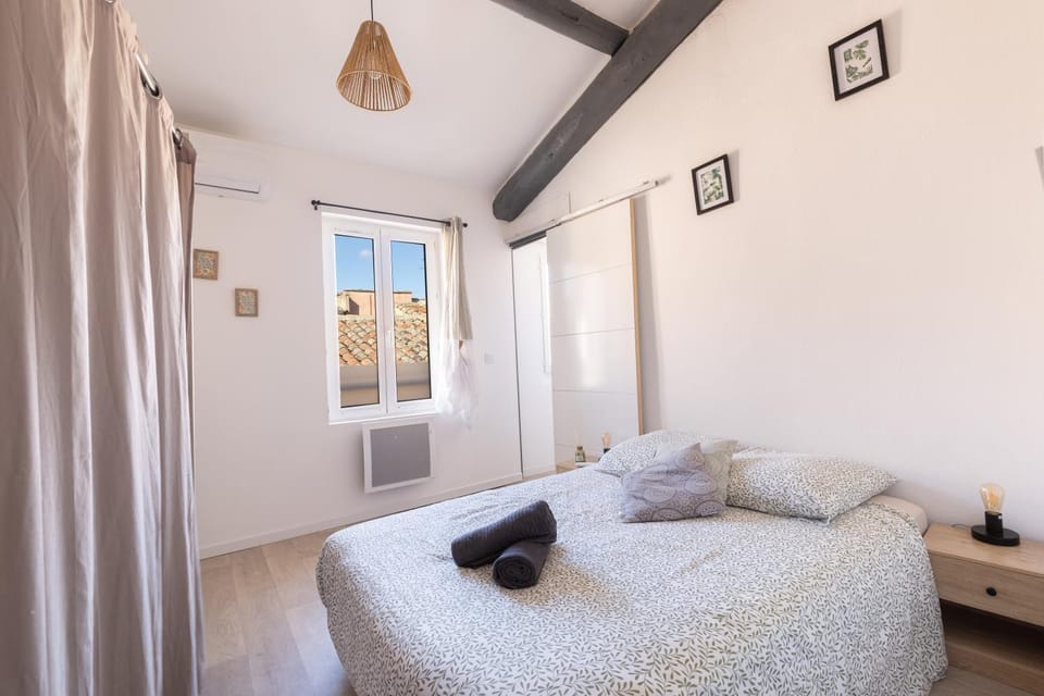 Bed, Photo of the whole room, Bedroom
