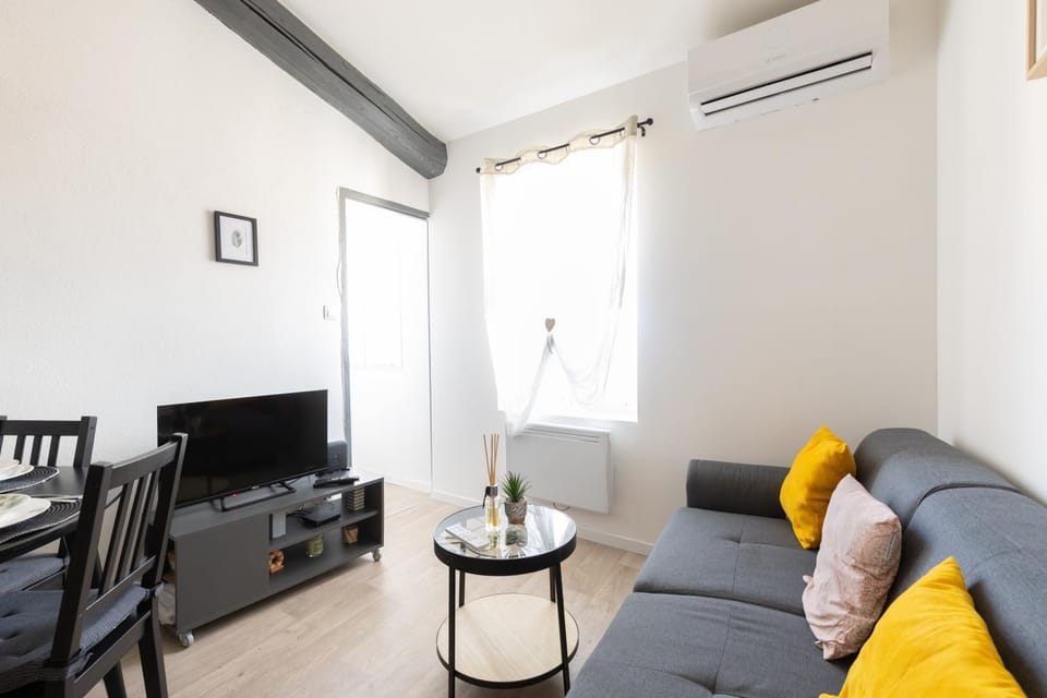 TV and multimedia, Living room, Seating area, air conditioner