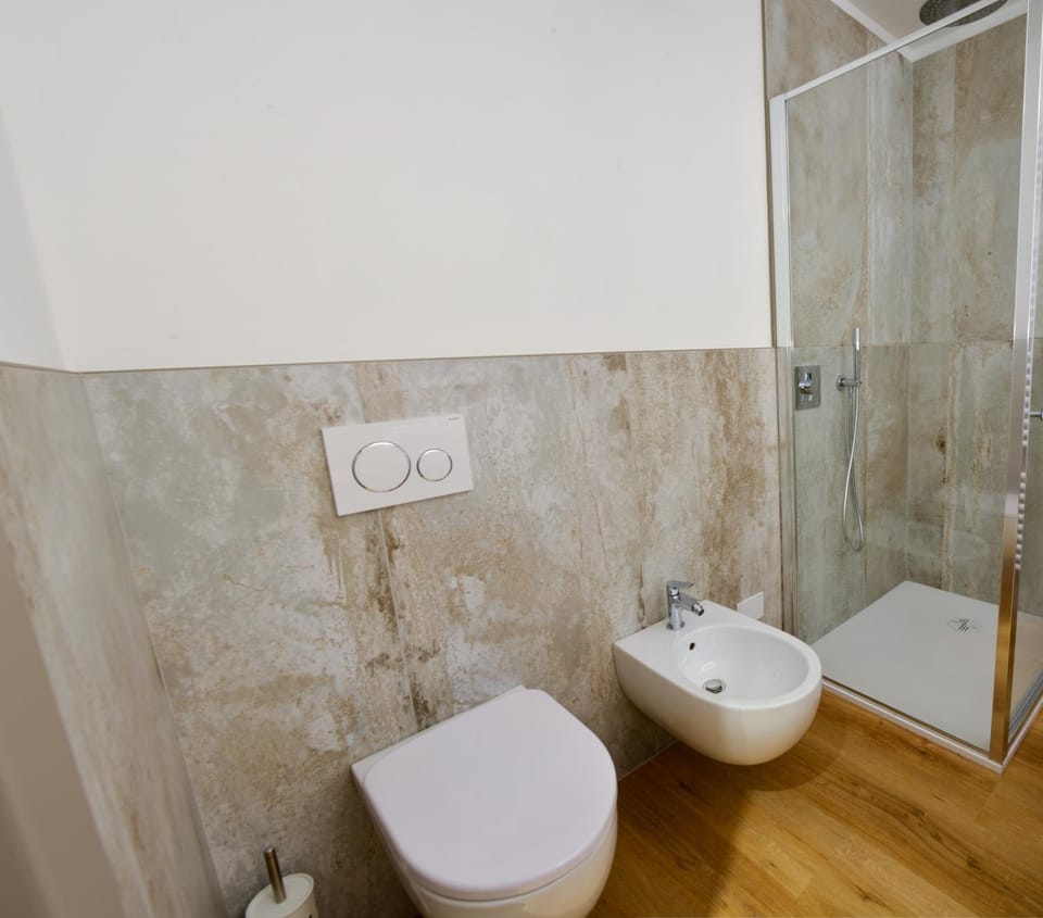 Toilet, bidet