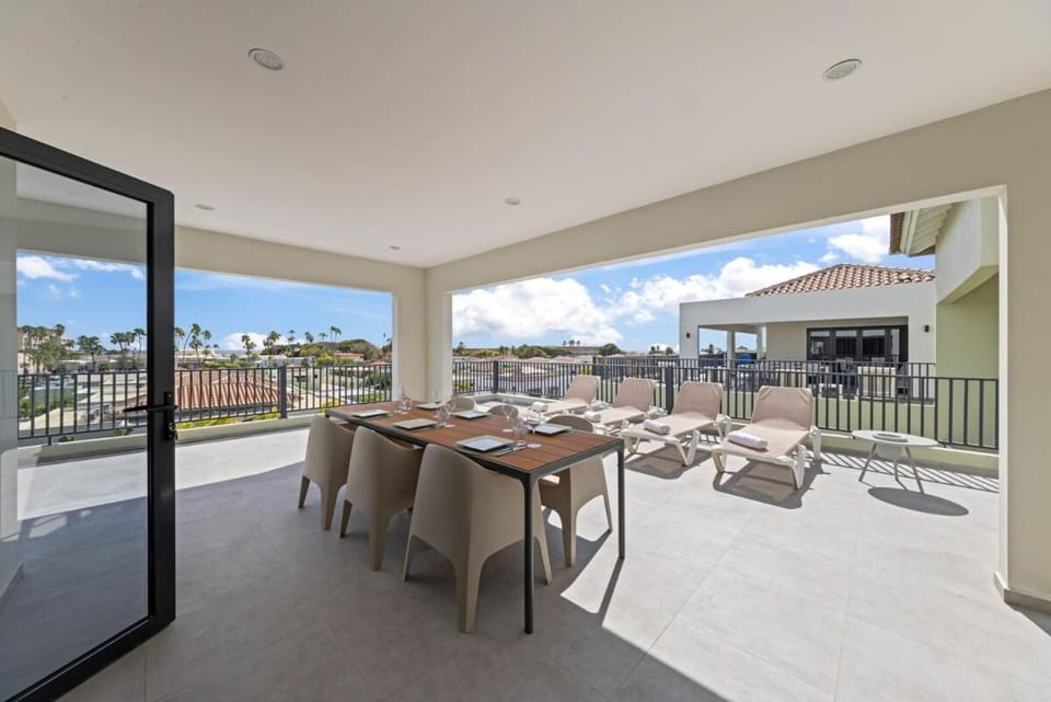 Penthouse Solana, Mambo Beach, Sea View Villa in Willemstad