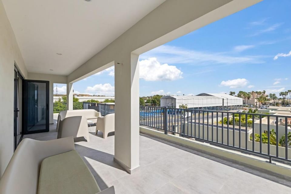 Penthouse Solana, Mambo Beach, Sea View Villa in Willemstad