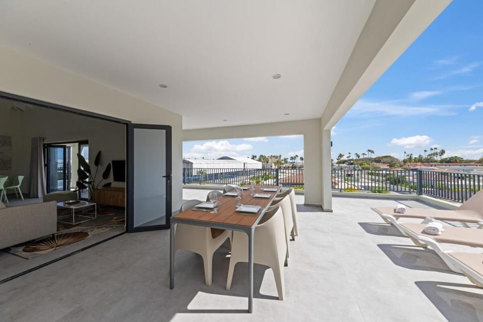 Penthouse Solana, Mambo Beach, Sea View Villa in Willemstad