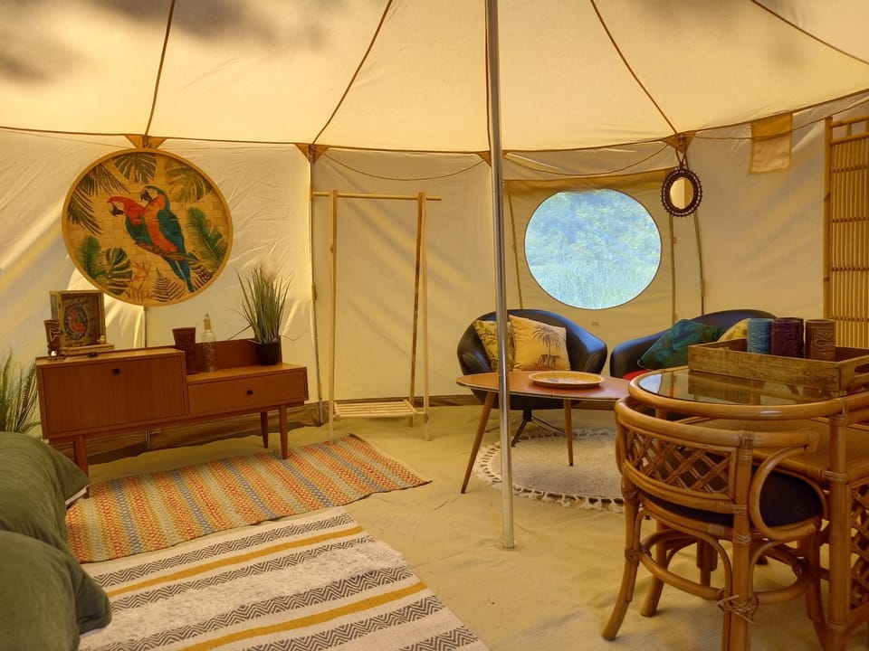 Bus magique avec tente glamping Luxury tent in Auvergne-Rhône-Alpes