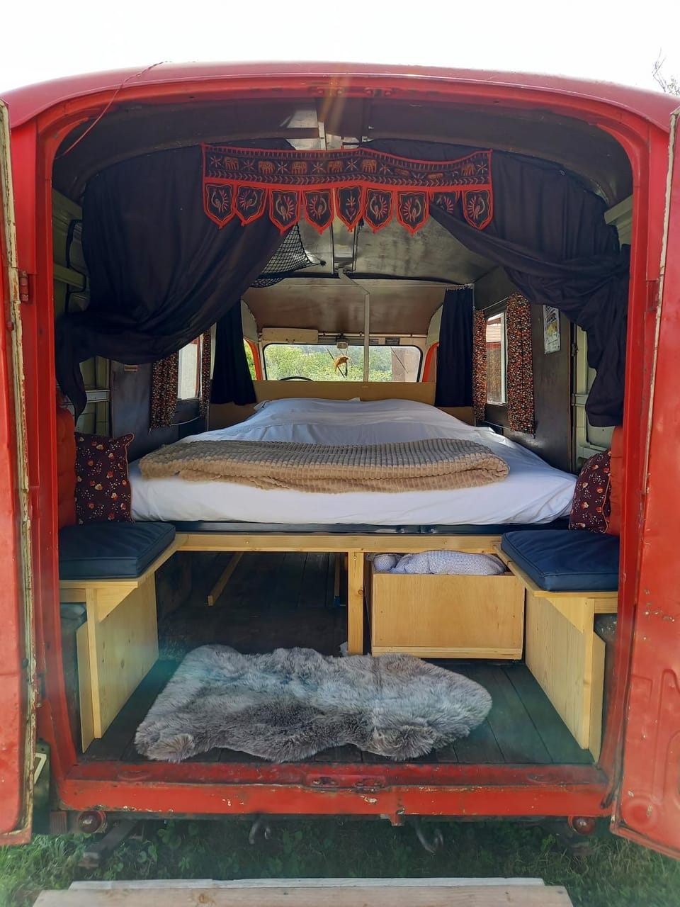 Bus magique avec tente glamping Luxury tent in Auvergne-Rhône-Alpes