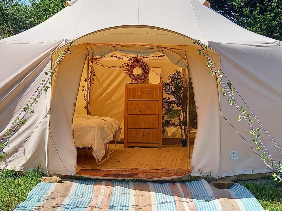 Bus magique avec tente glamping Luxury tent in Auvergne-Rhône-Alpes