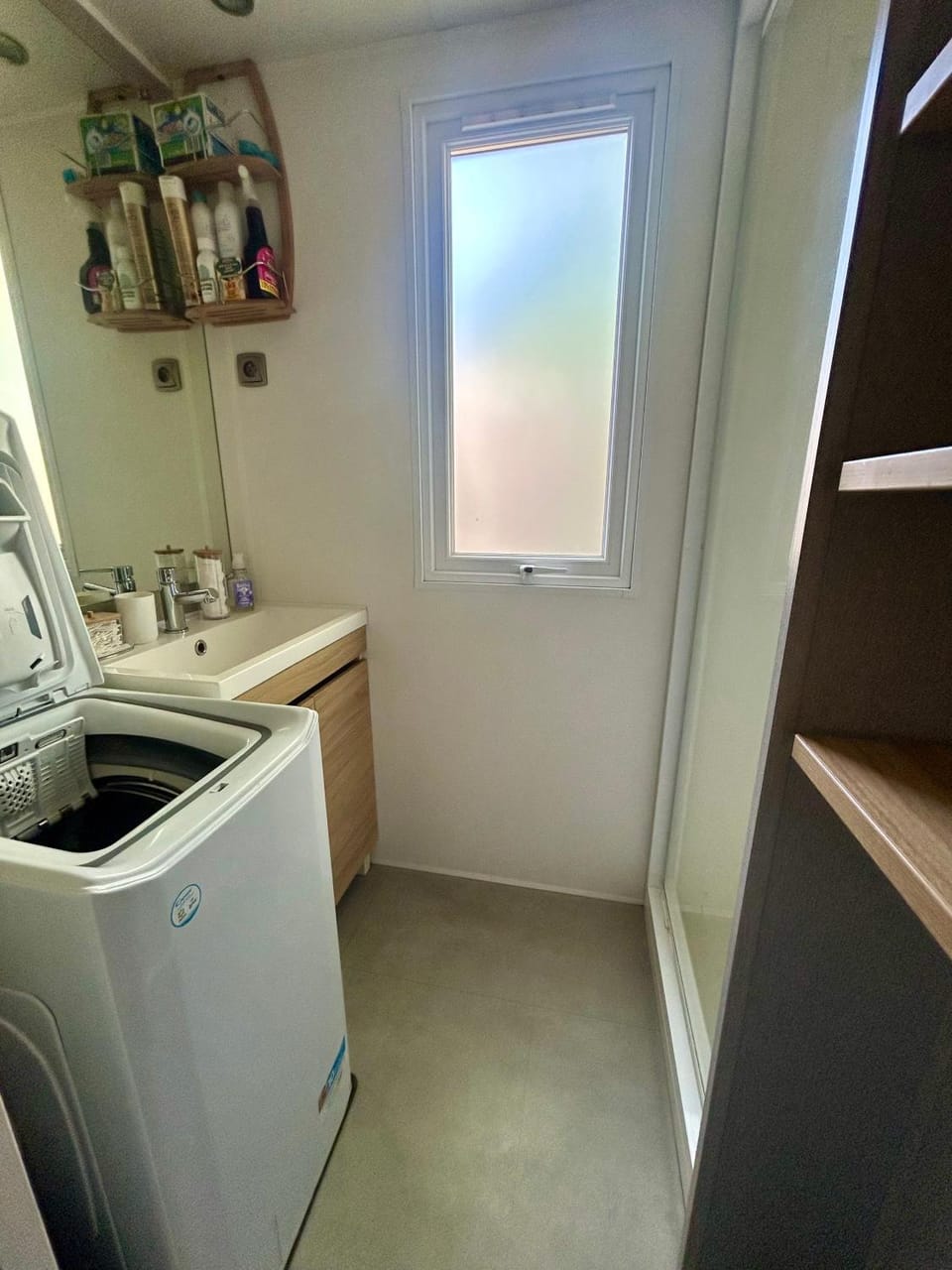 Bathroom, washing machine