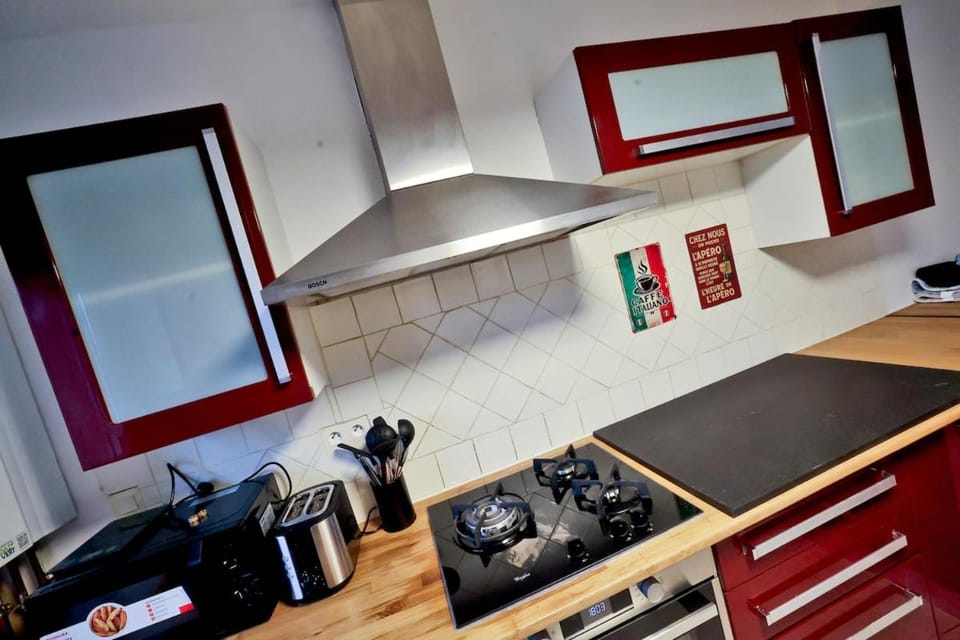 Kitchen or kitchenette, minibar, stove