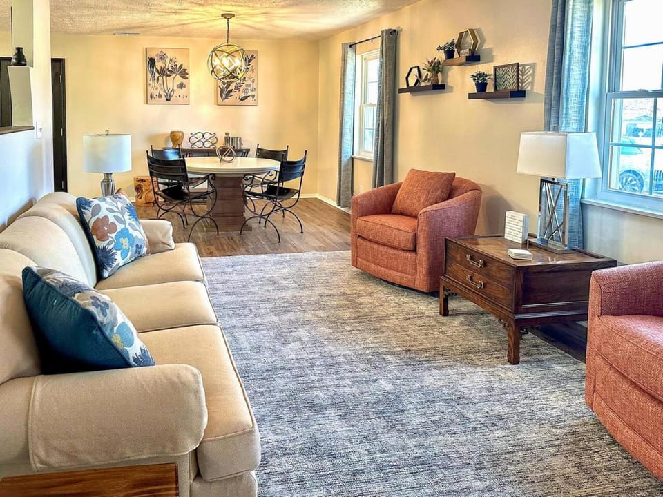 TV and multimedia, Living room, Seating area, Dining area