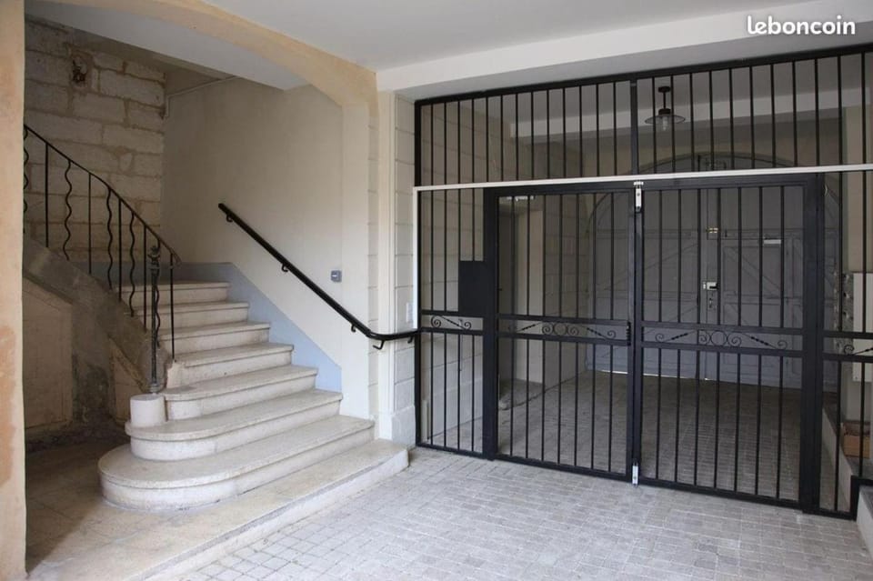 studio MEZZANINE 2 min DE LA PLACE PIE Apartment in Avignon