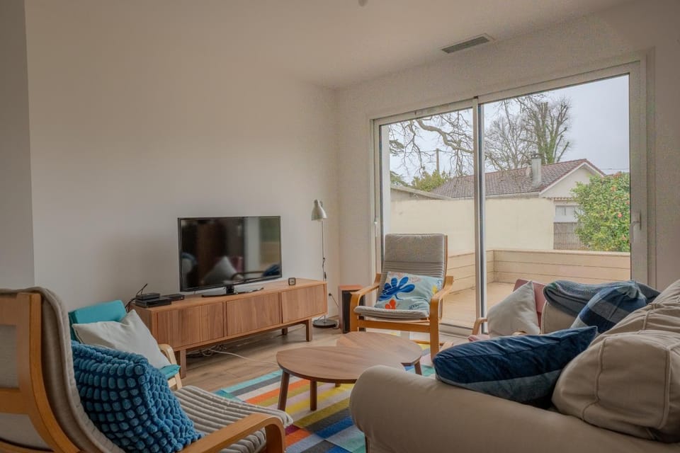 TV and multimedia, Living room, Seating area, Evening entertainment