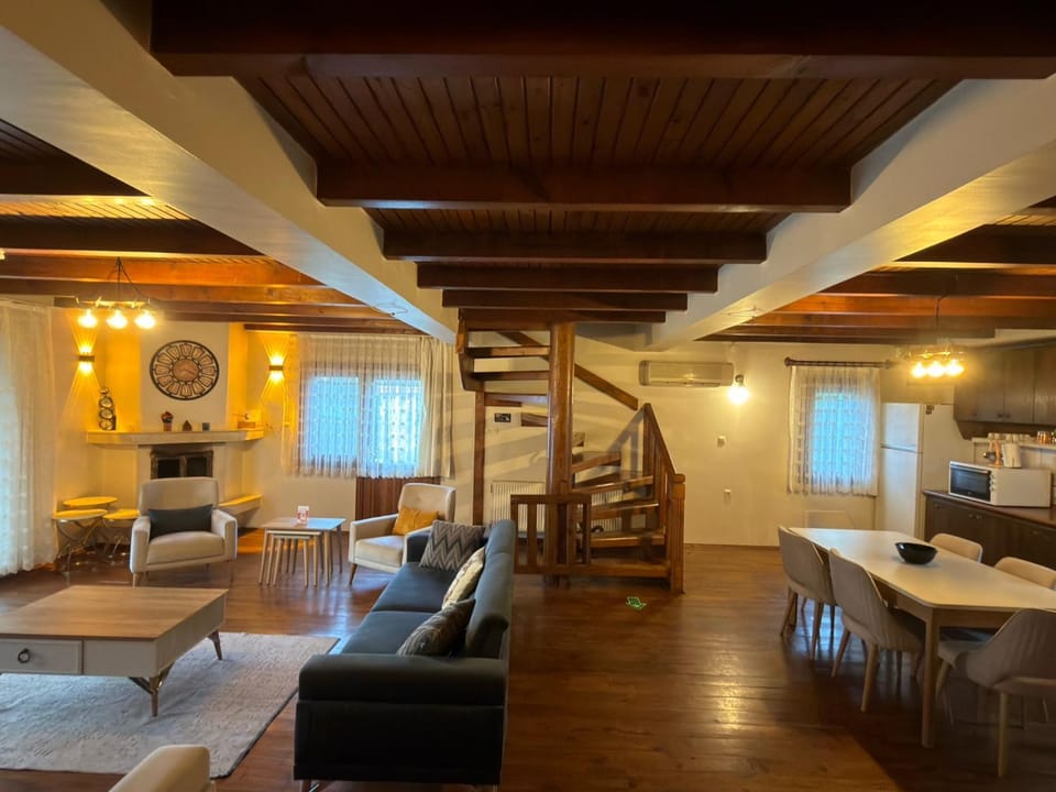 Communal lounge/ TV room, TV and multimedia, Living room, Dining area, fireplace