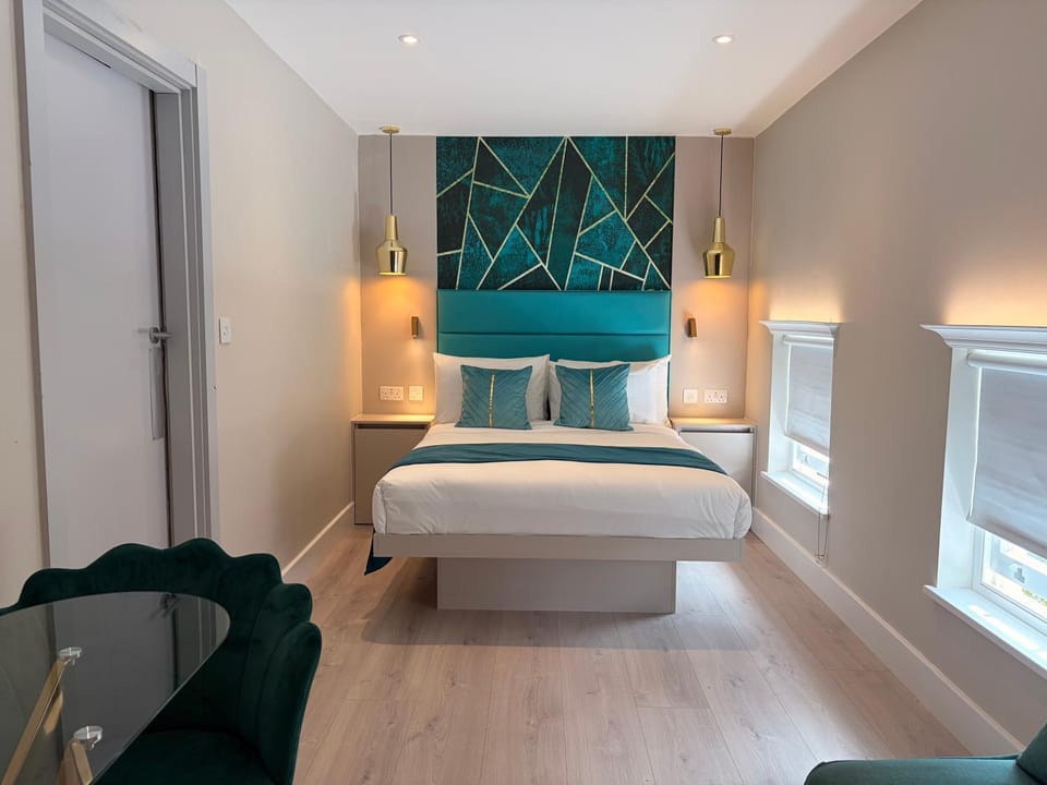 Bed, Seating area, Bedroom