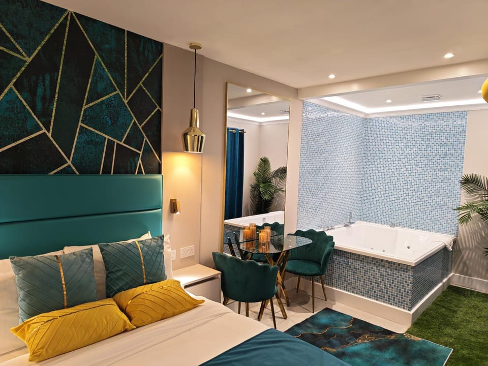 Bed, Photo of the whole room, Seating area, Bedroom