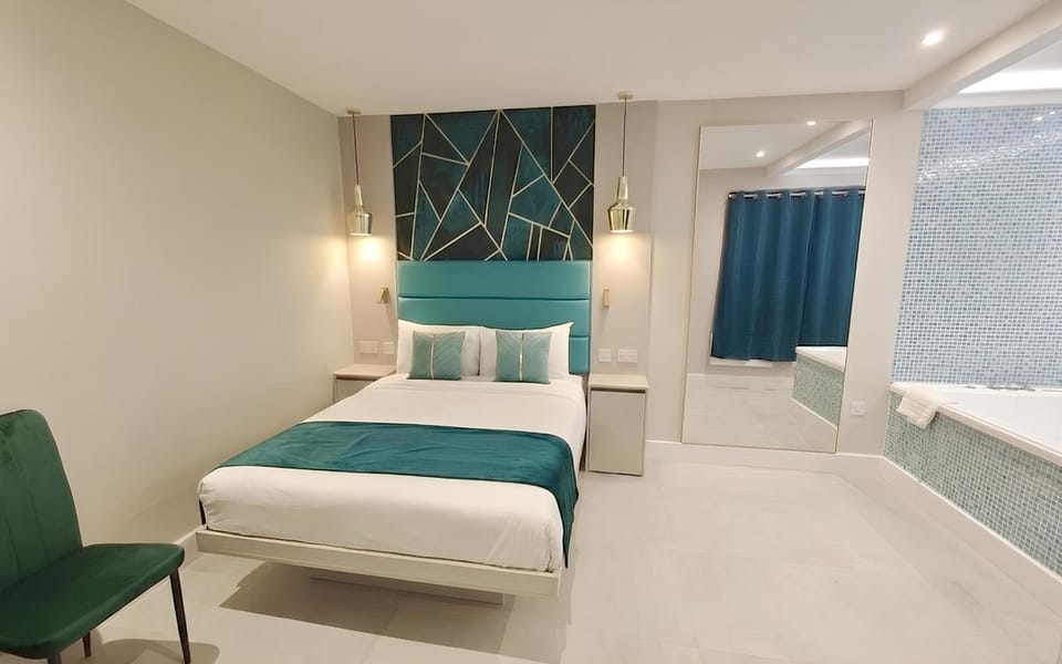 Bed, Hot Tub, Seating area, Bedroom