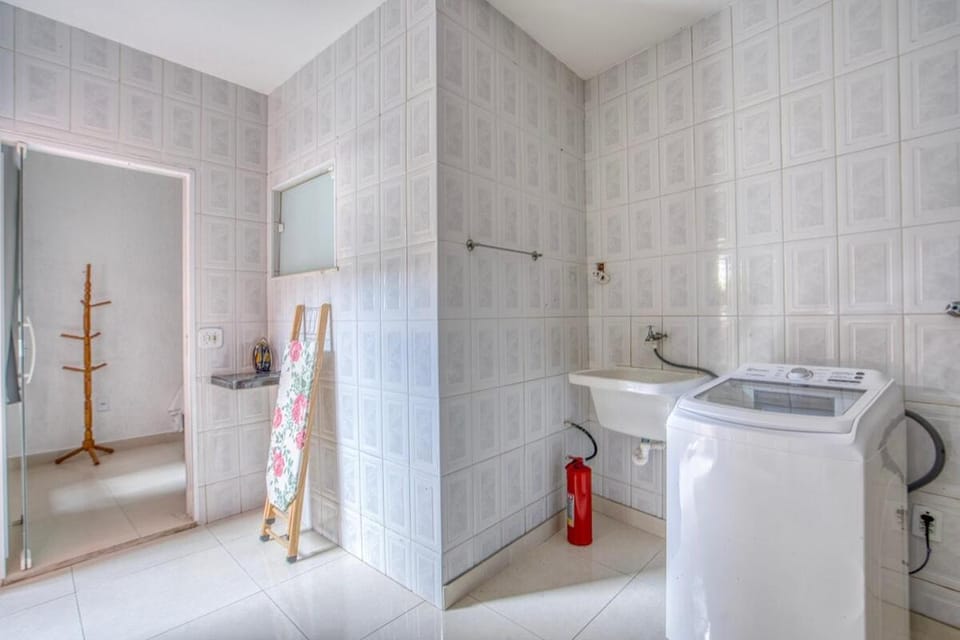5 Suites e 1 Quarto com ar na Passagem, ha 4 minutos andando da Praia do Forte - para ate 20 hospedes Apartment in Cabo Frio