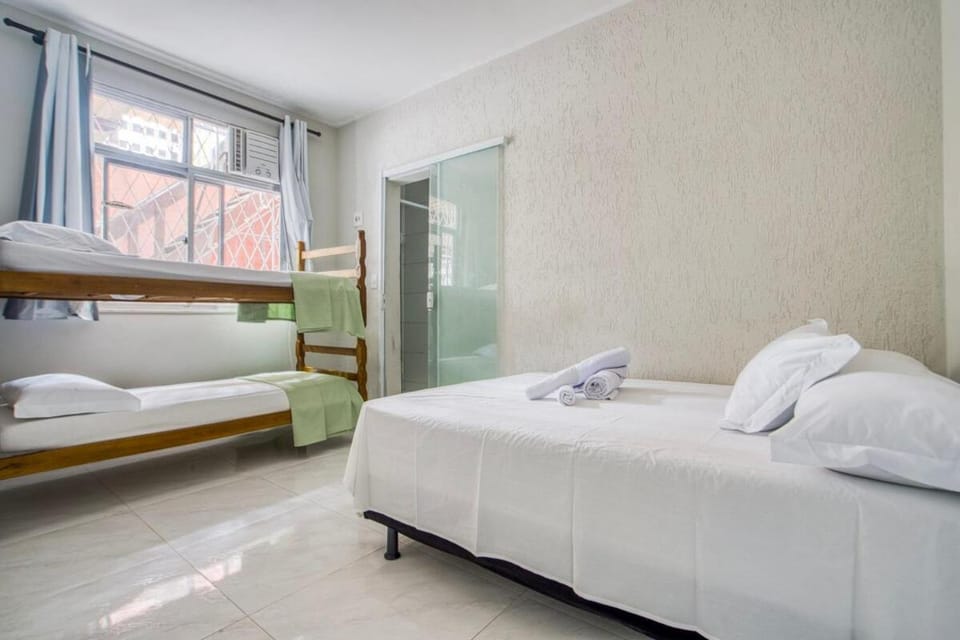 5 Suites e 1 Quarto com ar na Passagem, ha 4 minutos andando da Praia do Forte - para ate 20 hospedes Apartment in Cabo Frio