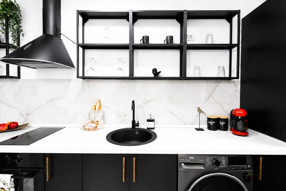 Kitchen or kitchenette, minibar, stove