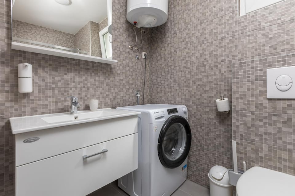 Toilet, Bathroom, towels, washing machine