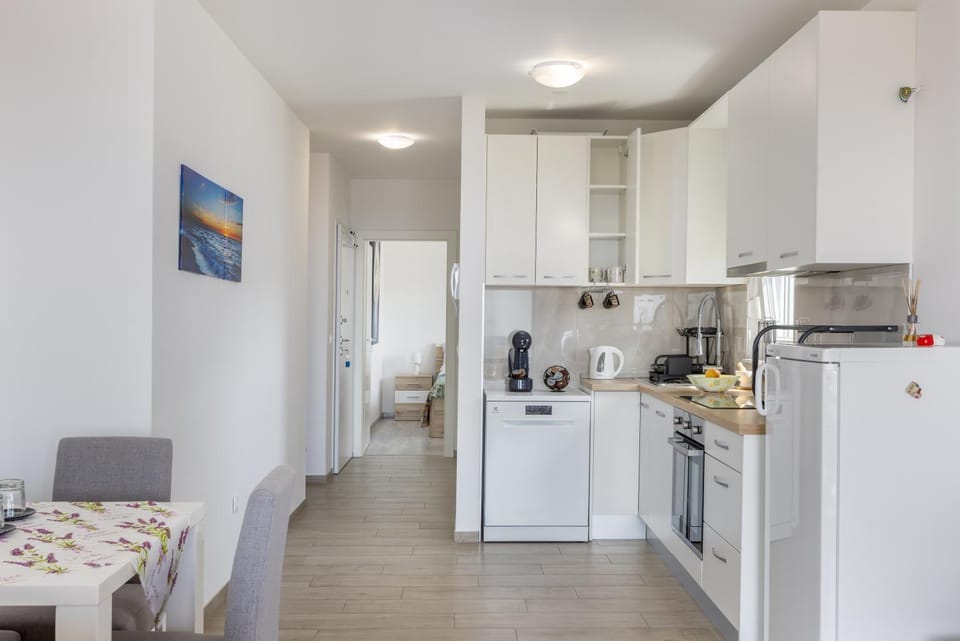 Coffee/tea facilities, Kitchen or kitchenette, Dining area, dishwasher, oven, stove