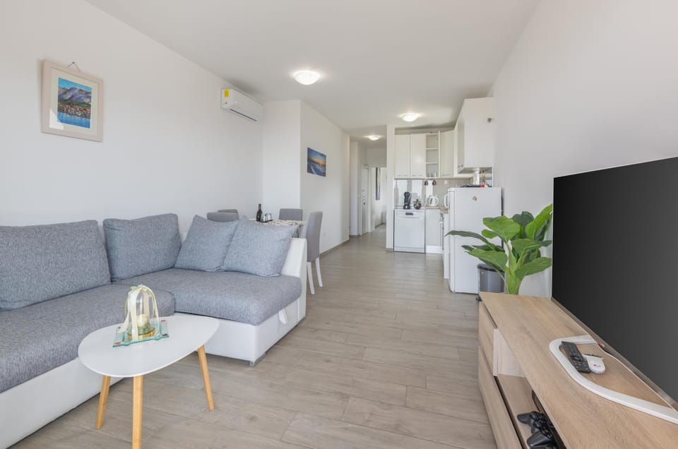 TV and multimedia, Living room, Seating area, stove