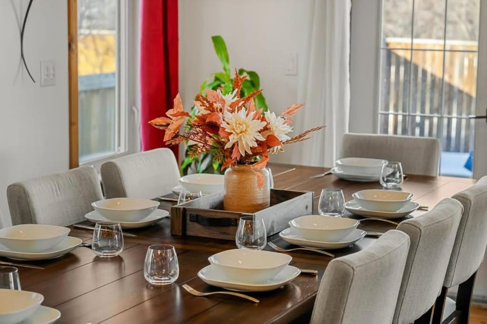 Fern and Pine 4BR Retreat by Lake w Deck House in Sylvan Lake