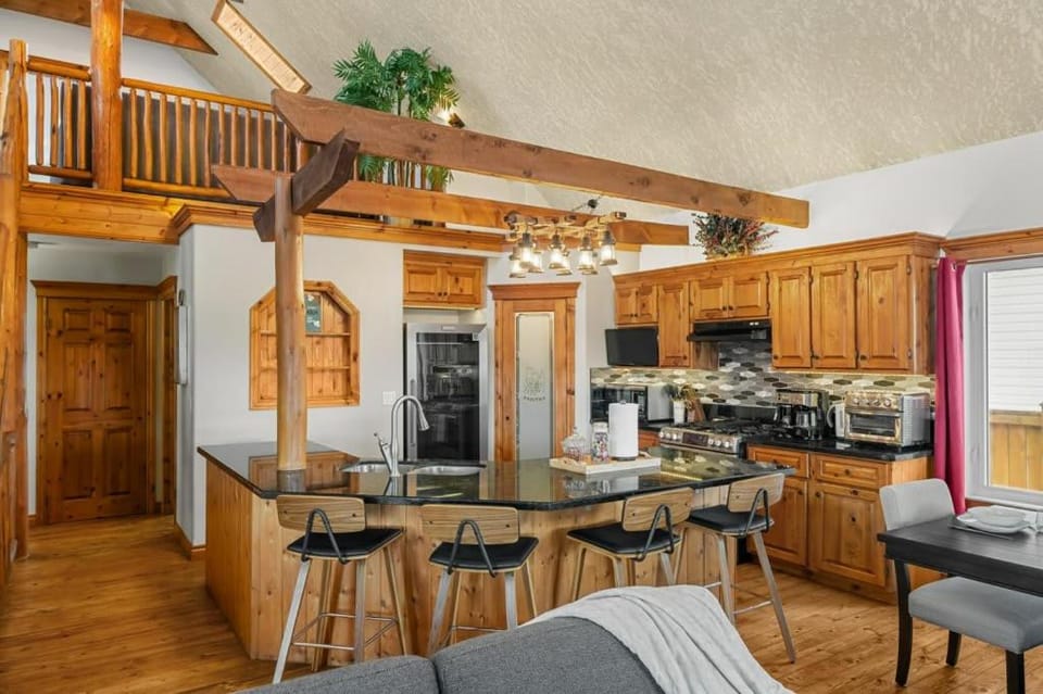 Fern and Pine 4BR Retreat by Lake w Deck House in Sylvan Lake