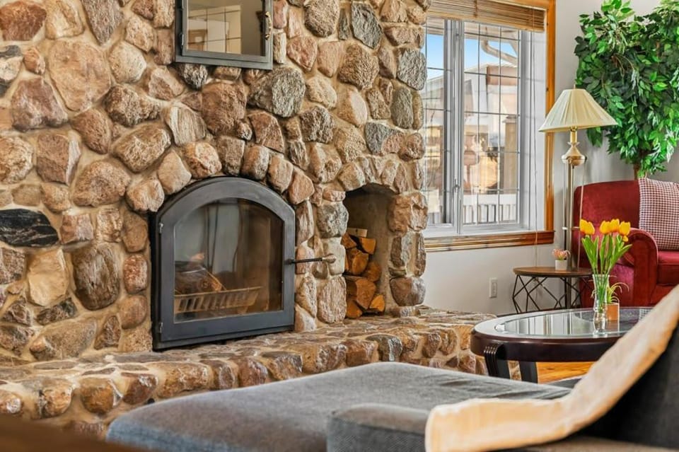 Fern and Pine 4BR Retreat by Lake w Deck House in Sylvan Lake