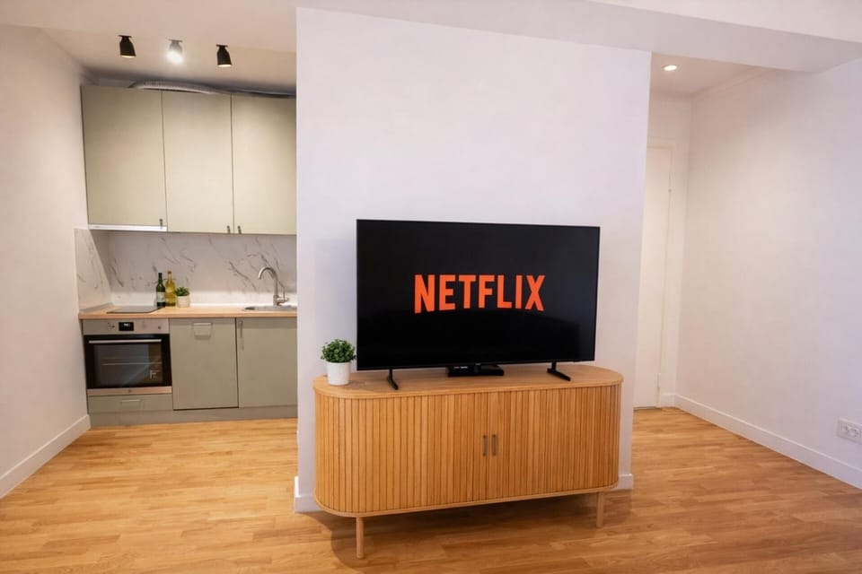Modern Apartment | Metro Front | Netflix | Balcony Apartment in Bucharest