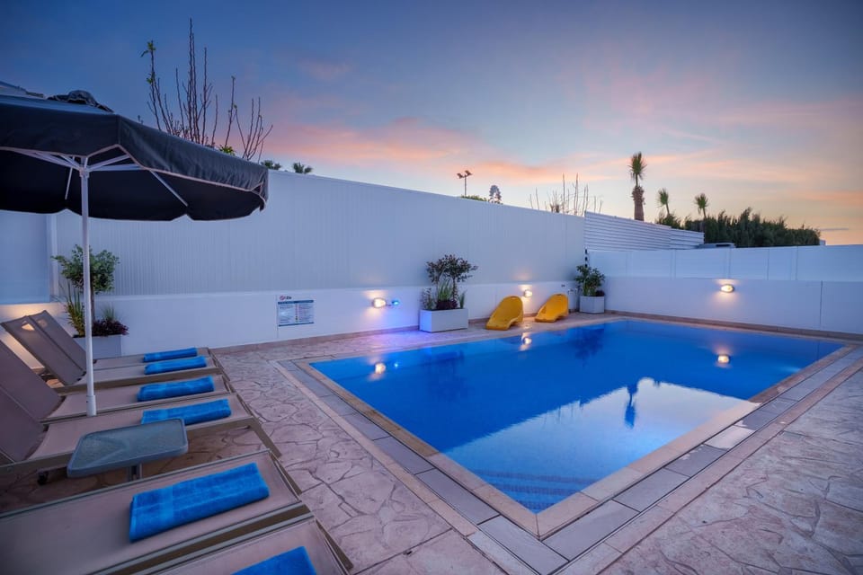 Swimming pool, sunbed