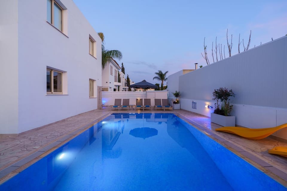 Swimming pool, sunbed