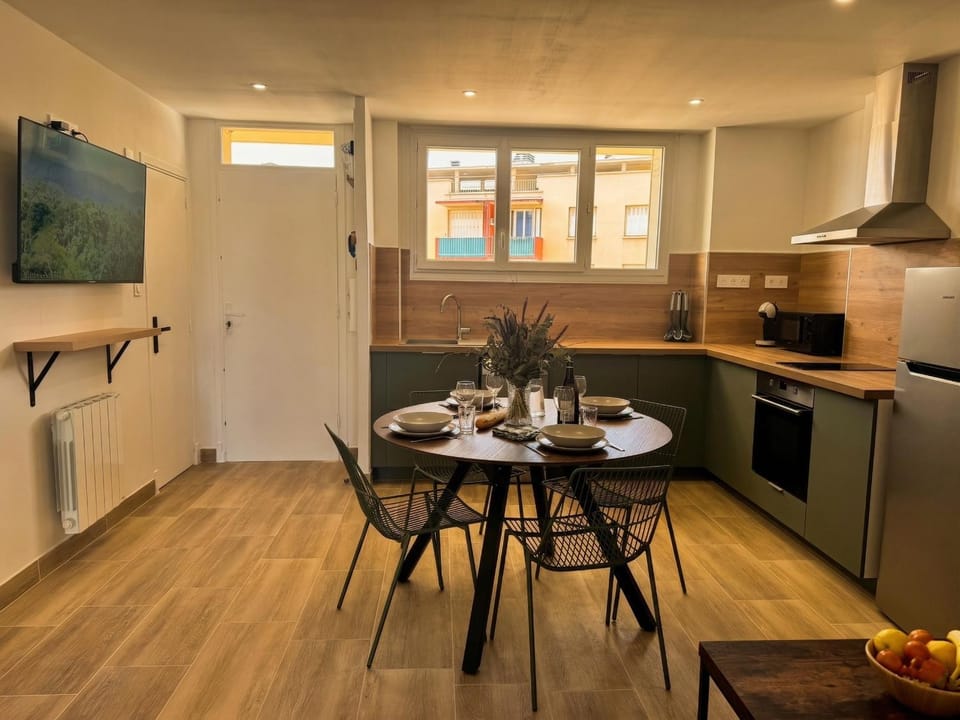 TV and multimedia, Coffee/tea facilities, Kitchen or kitchenette, dishwasher, oven, stove
