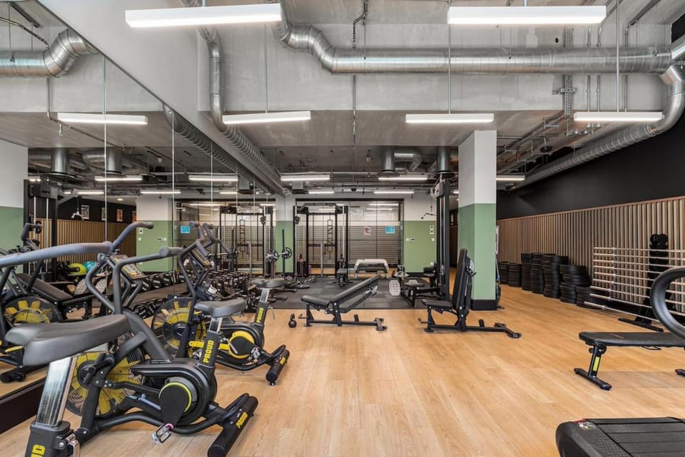 1 Min Walk to Wembley Stadium Sleeps 10 Gym Apartment in Wembley