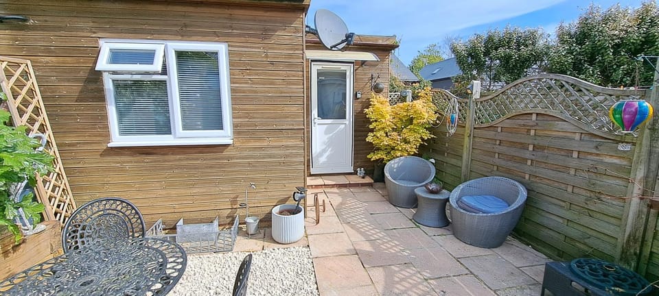 Felpham Garden Chalet Apartment in Bognor Regis