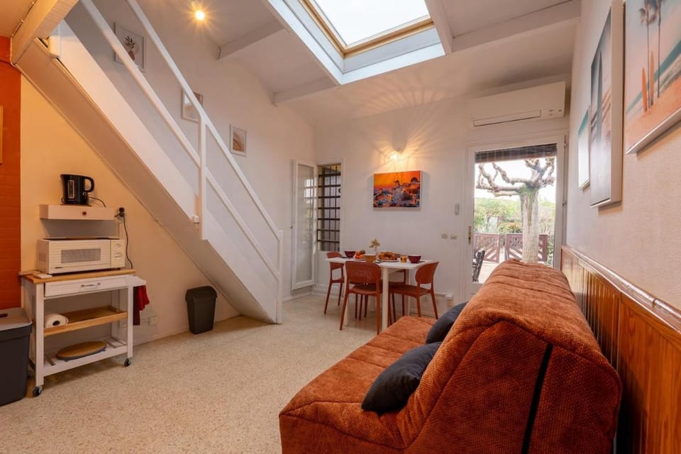 Petit cocon rénové 4 pers, clim, wifi, parking House in Aigues-Mortes