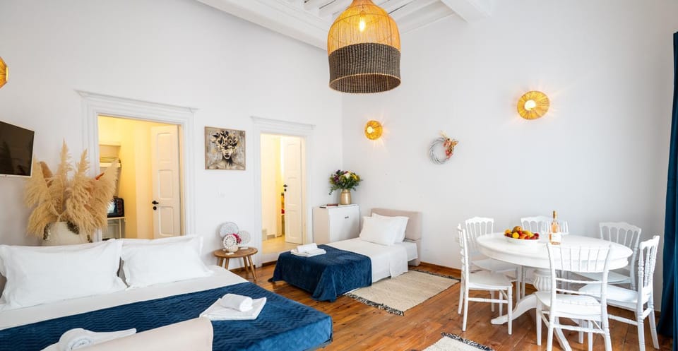 Bed, TV and multimedia, Living room, Seating area, Dining area